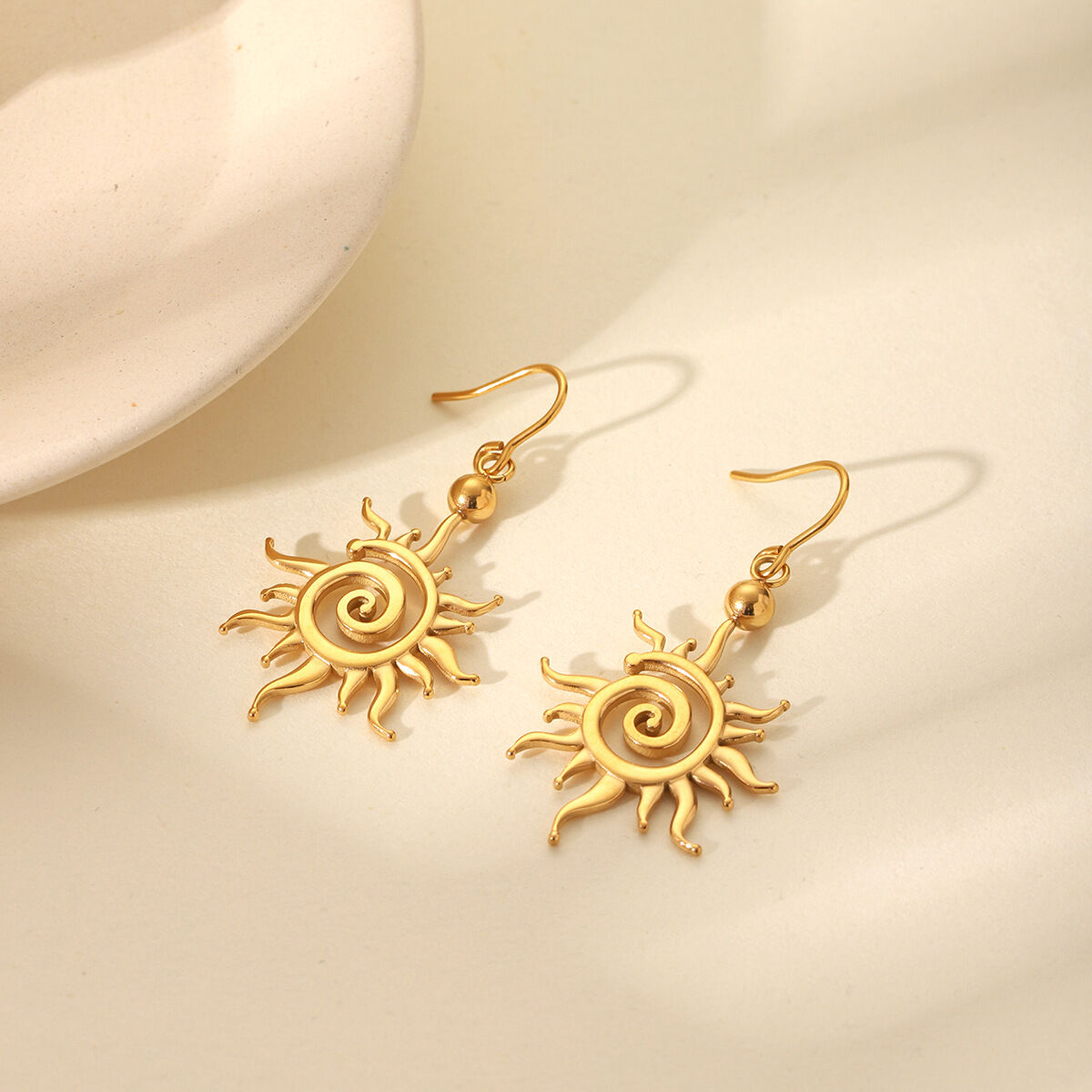 1 Paar minimalistische, wasserfeste Hängeohrringe aus Edelstahl in Goldfarbe mit Sonnenmotiv für Damen 2