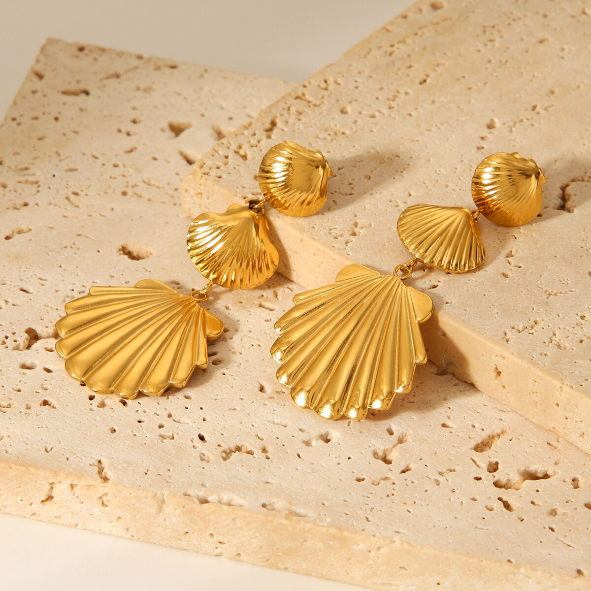Boucles d'oreilles pendantes pour femme, collection Simple Series Daily Shell, en acier inoxydable étanche, couleur or (1 paire). Image3