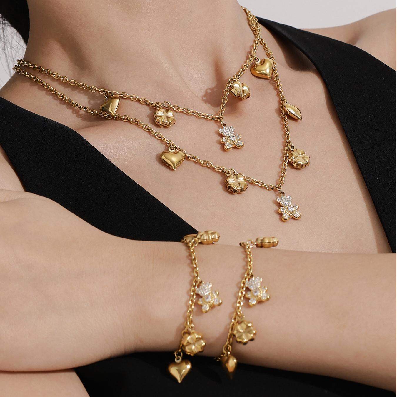 Set di gioielli da donna in acciaio inossidabile impermeabile color oro con simpatico orso e trifoglio 2