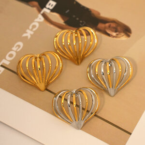 1 par de pendientes sencillos e informales de acero inoxidable con forma de corazón, resistentes al agua, de color dorado, para mujer h5 Imagen4