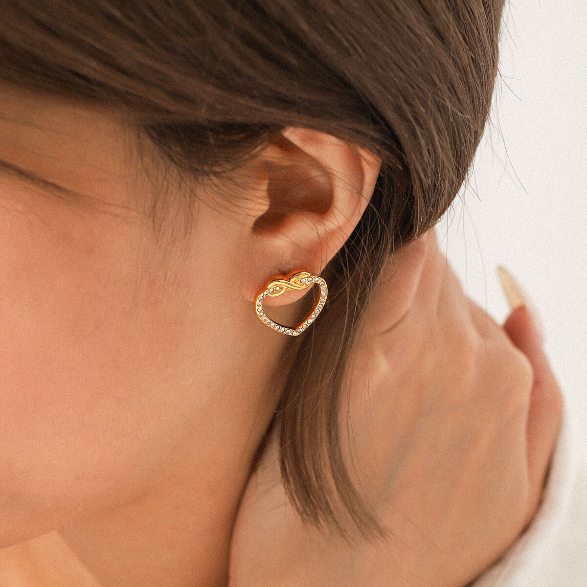 1 par de pendientes sencillos de acero inoxidable con forma de corazón, resistentes al agua, de color dorado y circonita para mujer. h5 Imagen3
