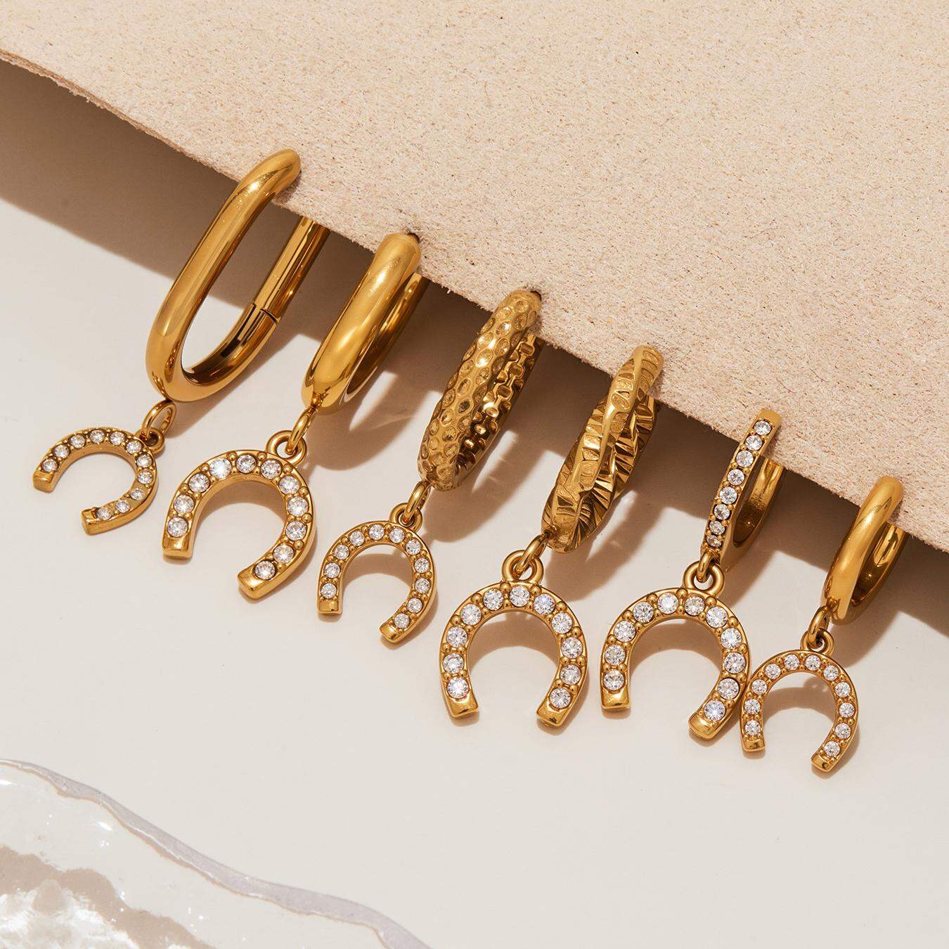 1 Paar luxuriöse, hufeisenförmige, wasserdichte Ohrhänger aus Edelstahl in Goldfarbe mit Zirkonia für Damen Bild4