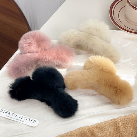 1 Piece Simple Cute Super Soft Plush Solid Color Women's Hair Claws