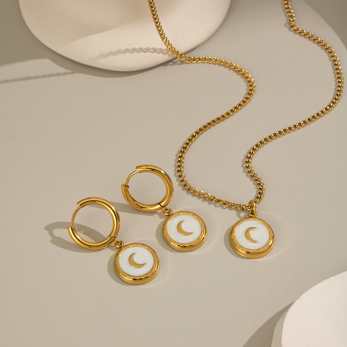 Collana classica elegante in acciaio inossidabile con luna, impermeabile, color oro 2