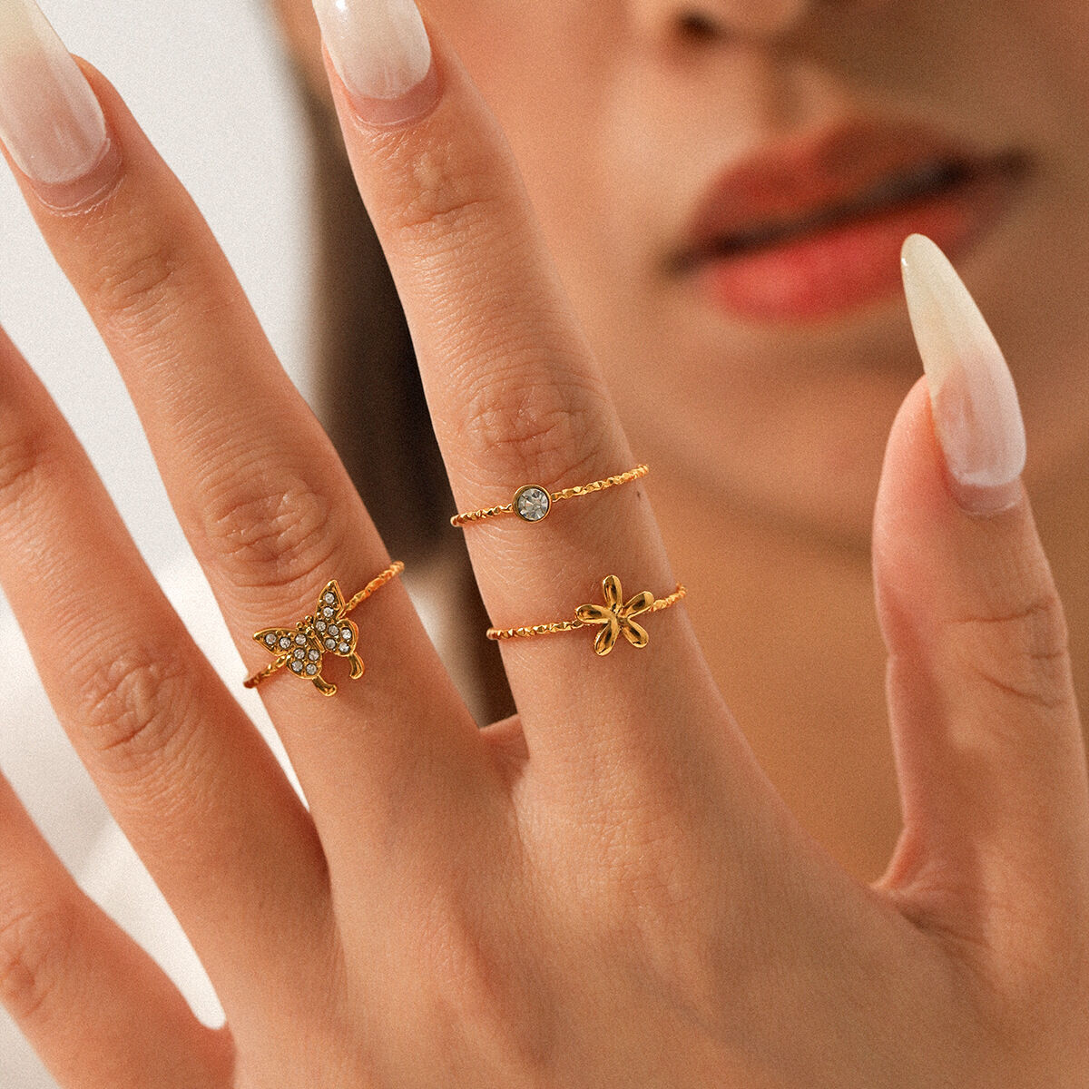 Anillos de acero inoxidable con circonitas y flores de lujo de la serie diaria Imagen5