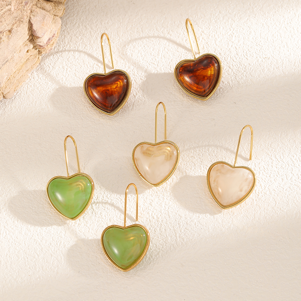 1 paio di orecchini pendenti da donna in acrilico color oro impermeabile in acciaio inossidabile con cuore retrò