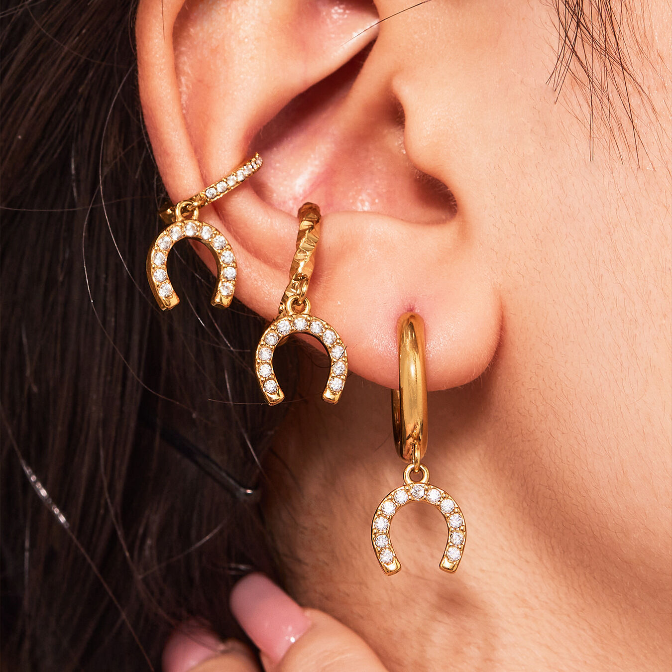 1 Paar luxuriöse, hufeisenförmige, wasserdichte Ohrhänger aus Edelstahl in Goldfarbe mit Zirkonia für Damen Bild6