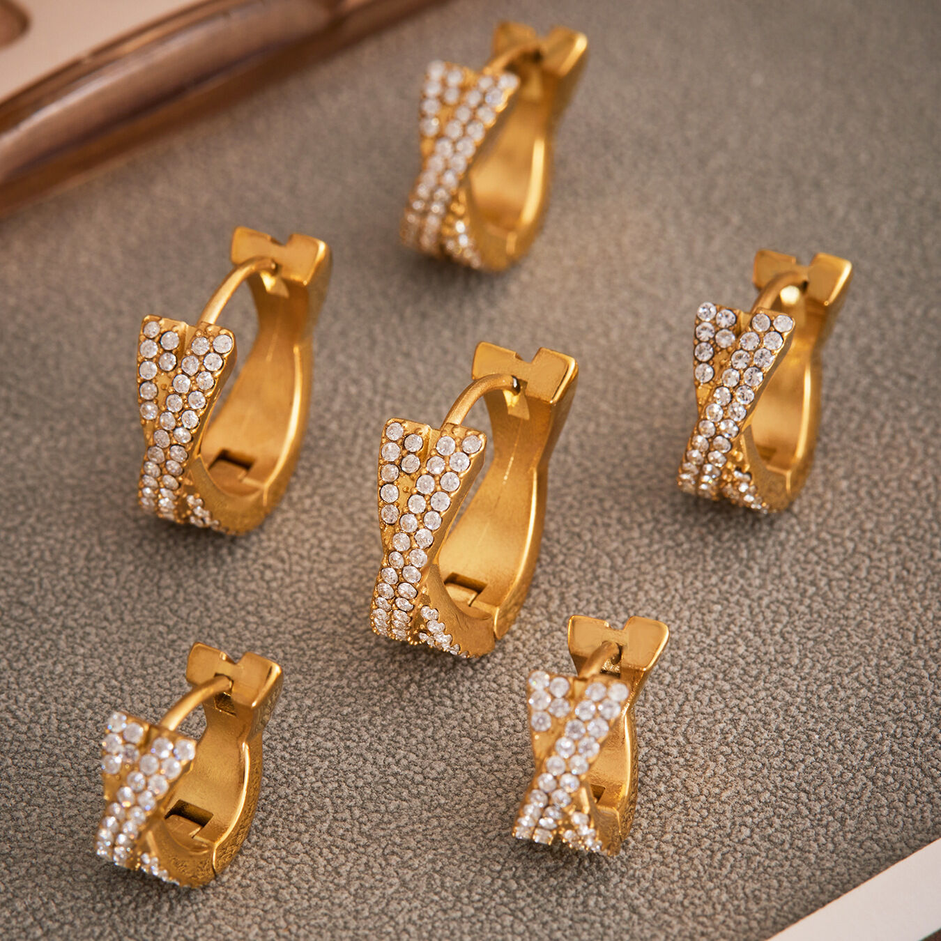 1 paio di orecchini a cerchio da donna in acciaio inossidabile con zirconi color oro, impermeabili e di lusso h5 Immagine3