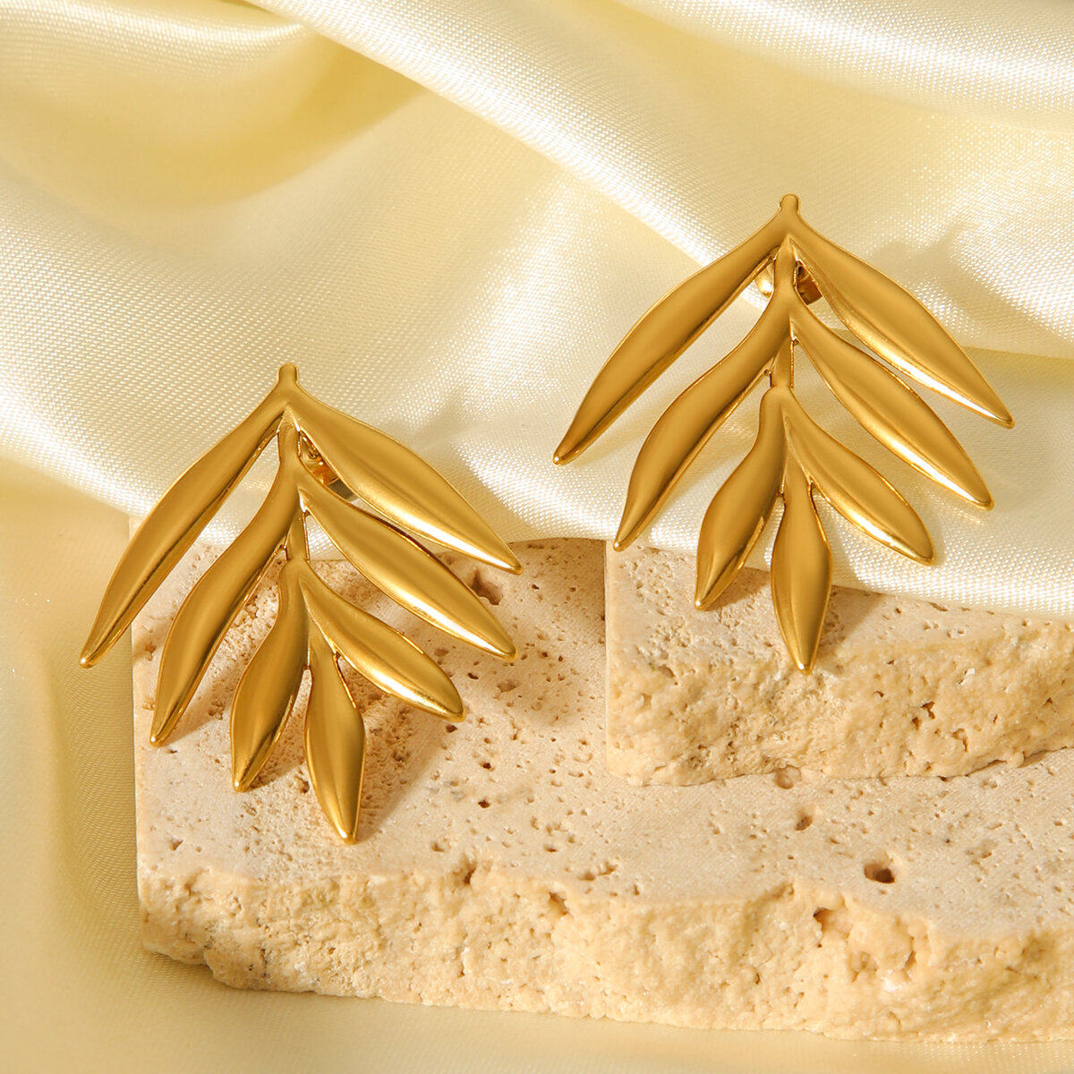 1 paio di orecchini a bottone da donna in acciaio inossidabile color oro con foglia semplice e impermeabile h5 Immagine8