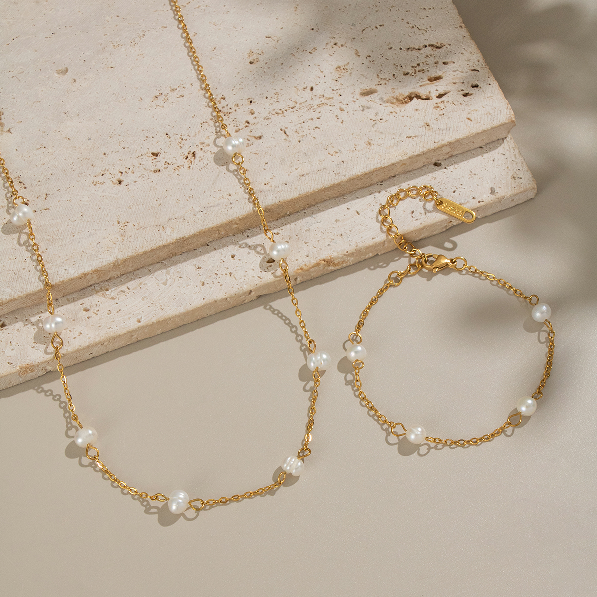 Elegante set di collane color oro impermeabili in acciaio inossidabile con catena di perle 2