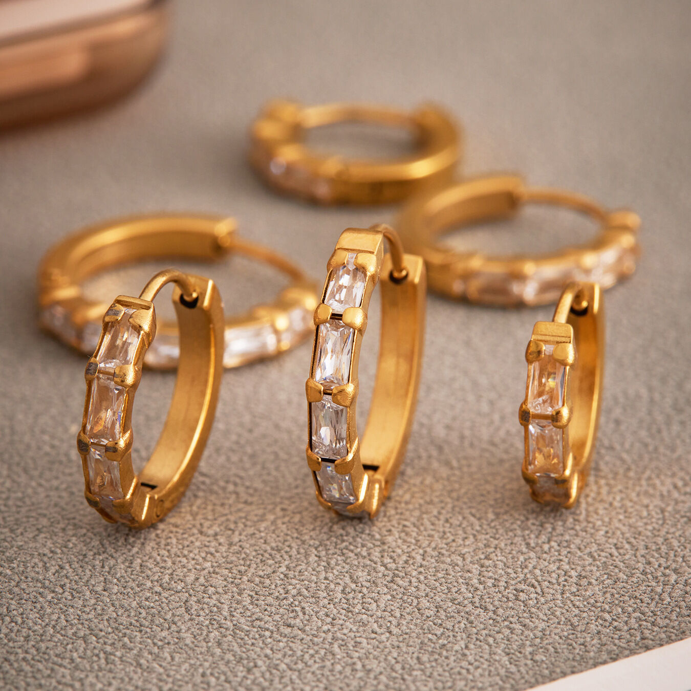 1 paio di orecchini a cerchio da donna in acciaio inossidabile con zirconi color oro, impermeabili e di lusso Immagine4