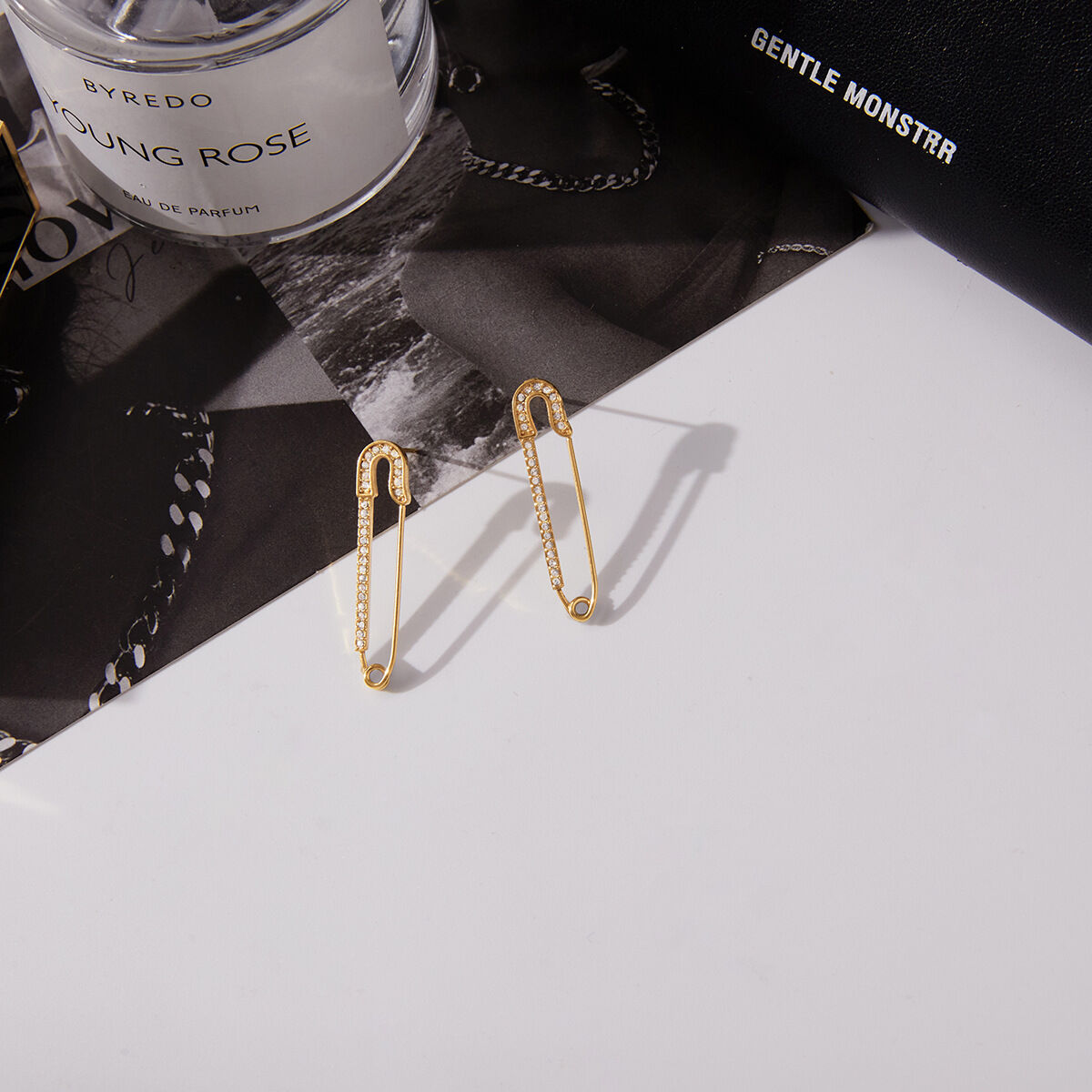 Boucles d'oreilles puces pour femme, en acier inoxydable doré, imperméables, en forme de trombone (1 paire). Image6