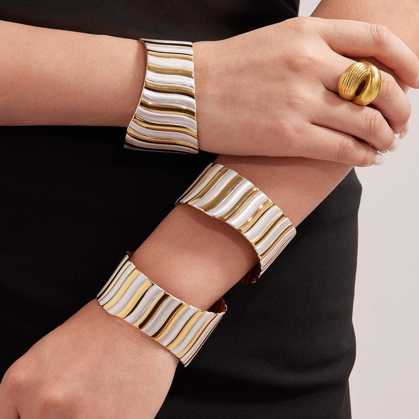 1 Stück schlichtes, wasserdichtes Armband aus Edelstahl in Goldfarbe für Damen