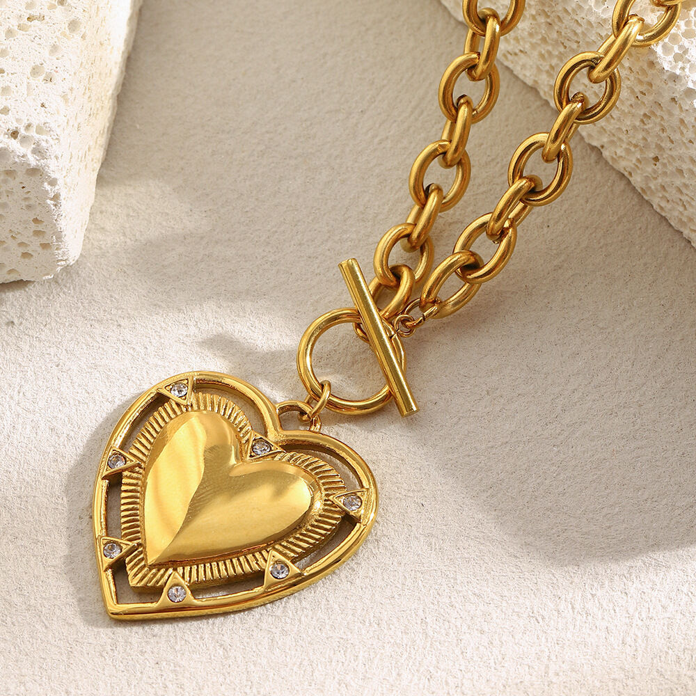 1 pezzo di collana con ciondolo a forma di cuore delicato in acciaio inossidabile impermeabile color oro da donna