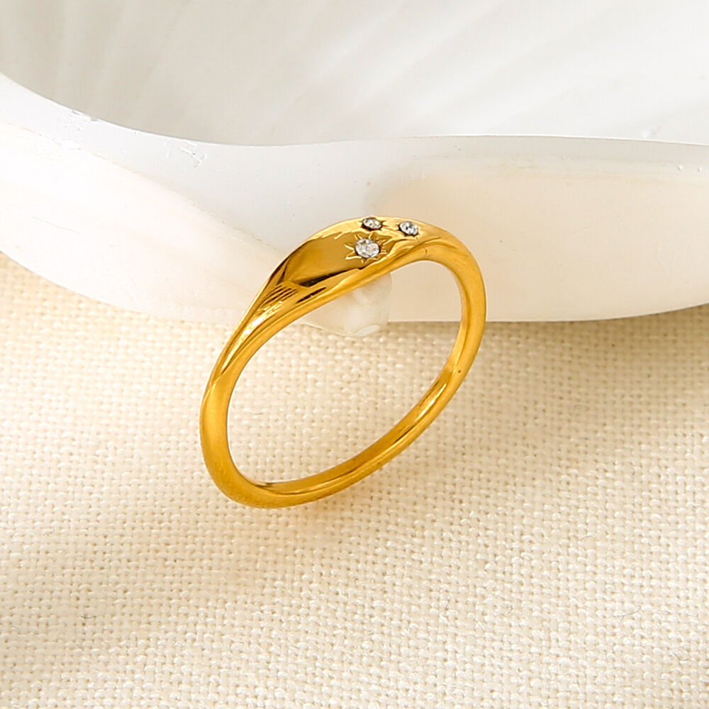 Bague simple et élégante au quotidien, en acier inoxydable, couleur or, avec zircon, de forme irrégulière et résistante à l'eau. Image2