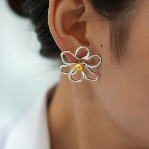 1 par de pendientes sencillos de flores para uso diario, de acero inoxidable, resistentes al agua, color dorado, para mujer h5 Imagen4