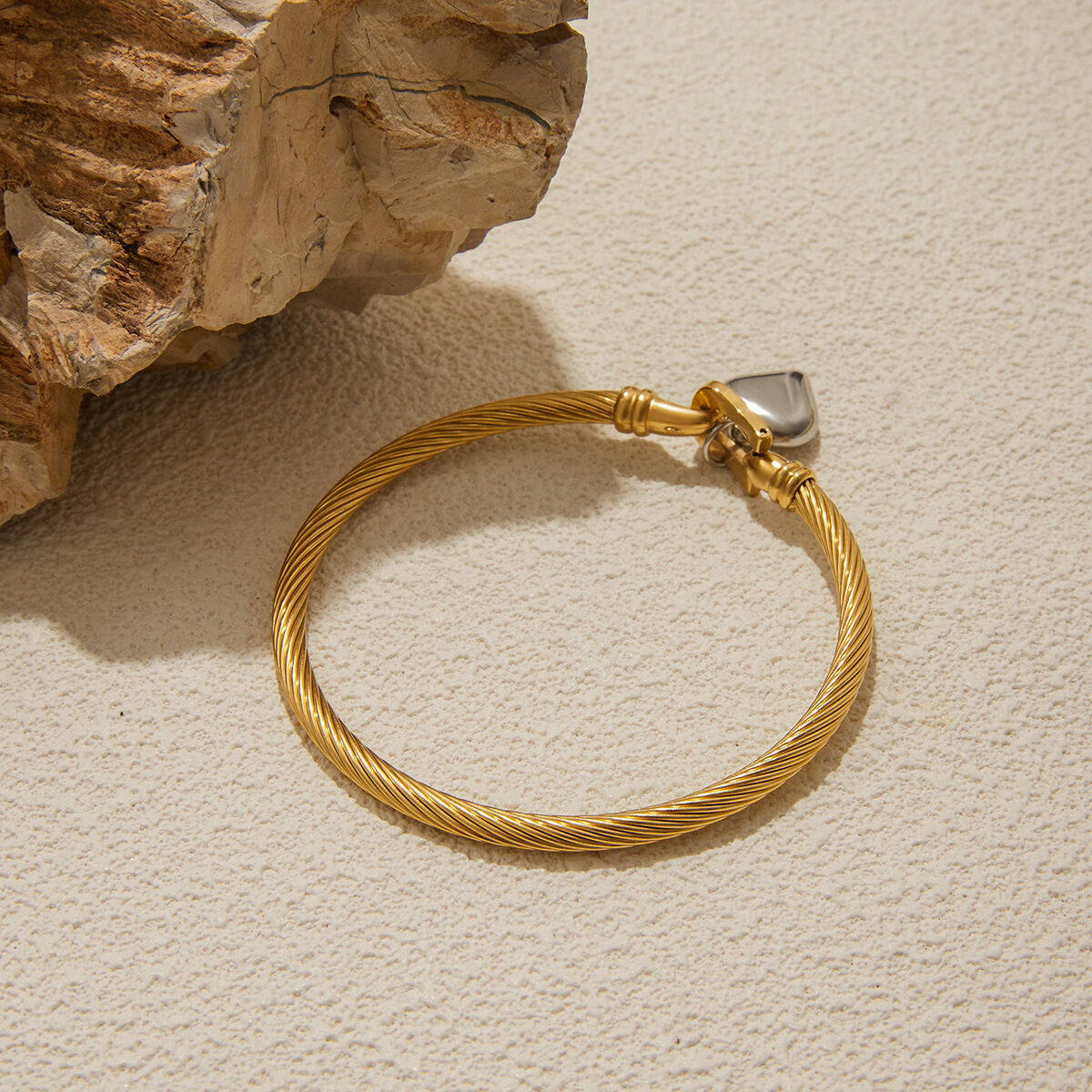 1 Stück schlichter herzförmiger Armreif aus Edelstahl, wasserdicht, gold- und silberfarben, für Damen Bild7