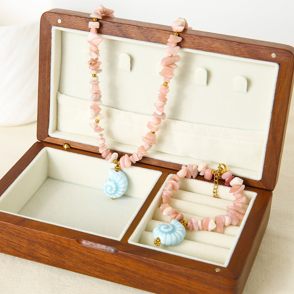 Ketting met hanger van natuurstenen, kralen en keramiek in oceanische stijl. Afbeelding2