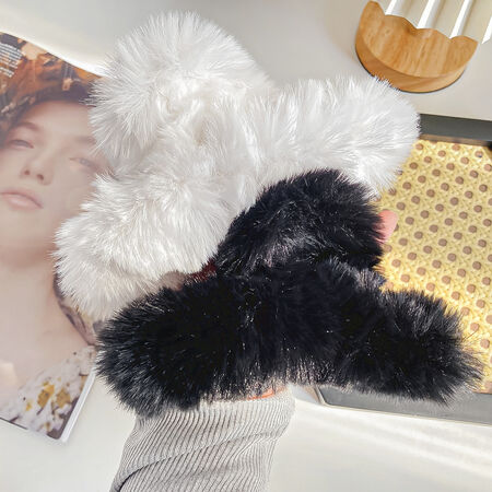 1 Piece Simple Cute Solid Color Soft Plush Women's Hair Claws 2