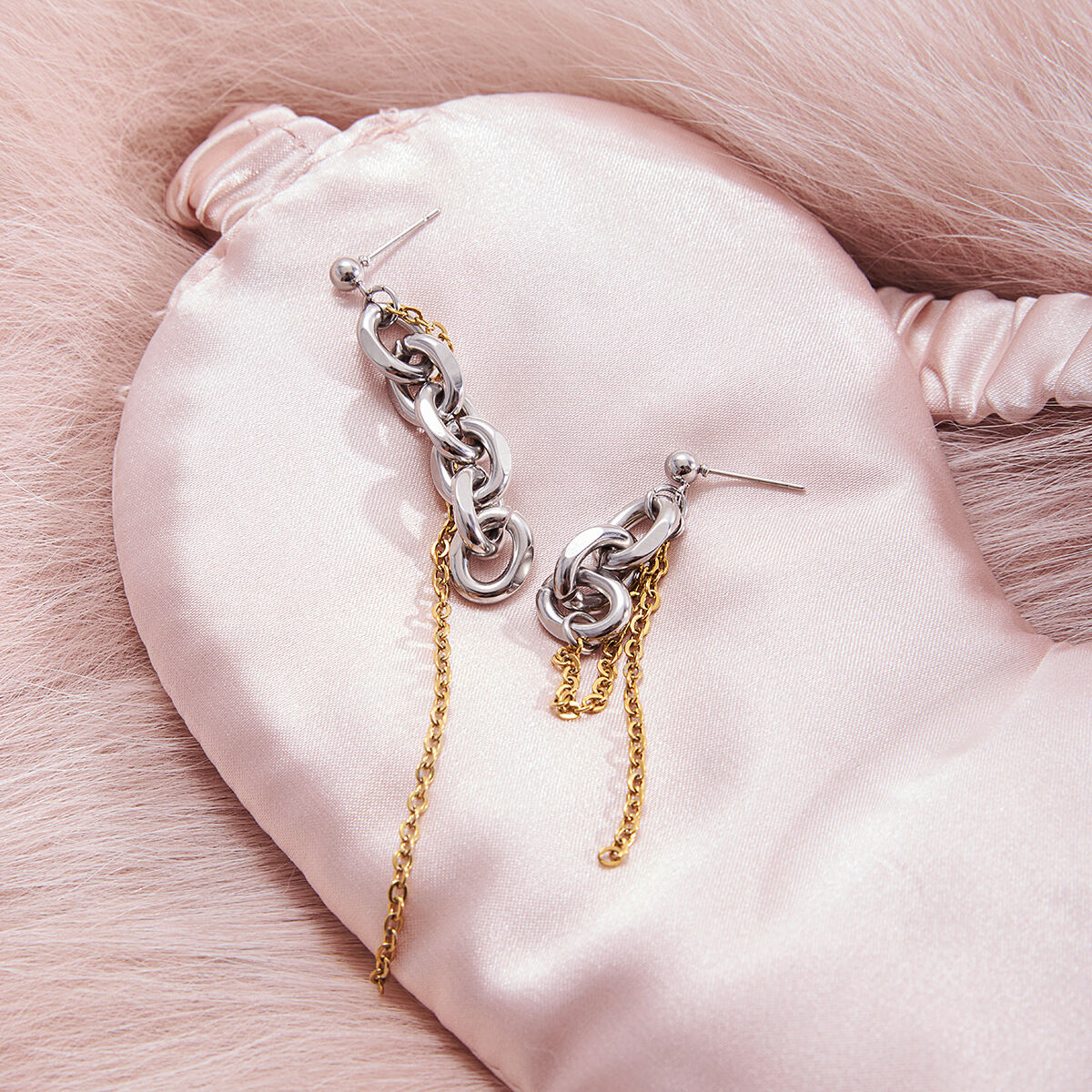 Boucles d'oreilles pendantes pour femme, en acier inoxydable, étanches, avec une chaîne simple et des chaînes assorties dorées et argentées. Disponibles en une paire. h5Image5