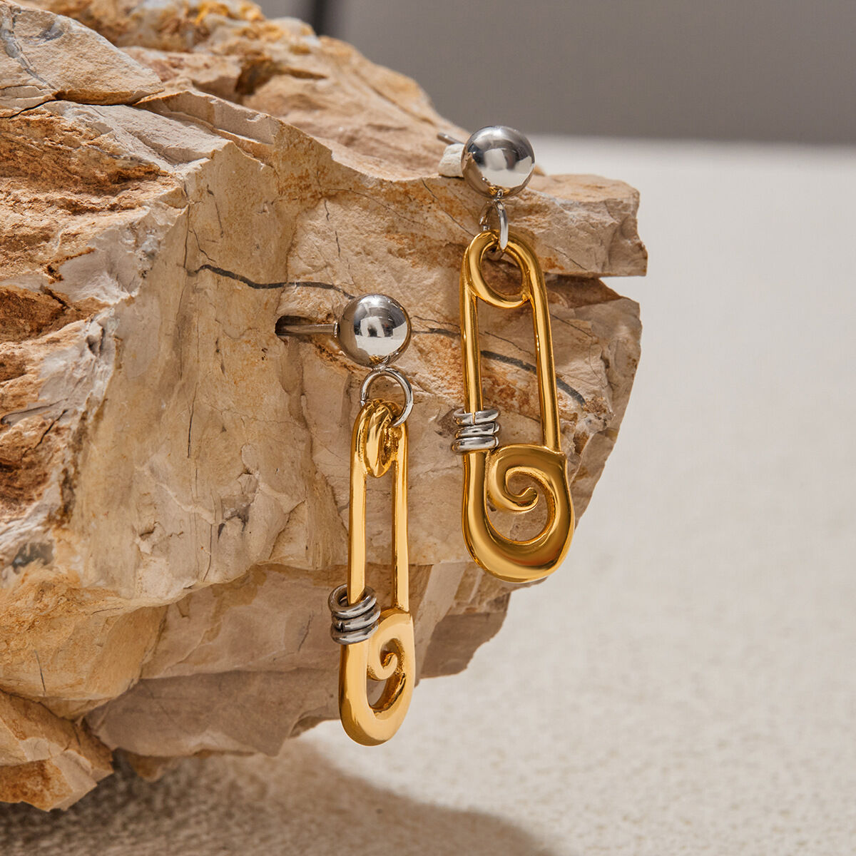 1 Paar moderne, wasserfeste Ohrhänger aus Edelstahl in Goldfarbe mit Büroklammer-Motiv für Damen h5 Bild4