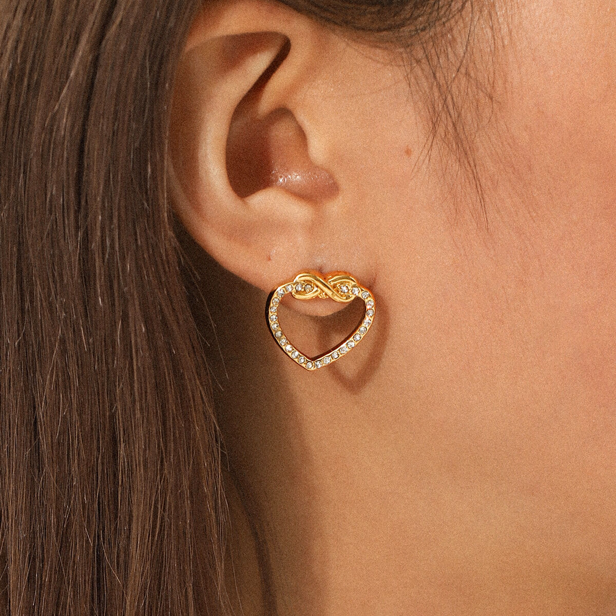 1 par de pendientes sencillos de acero inoxidable con forma de corazón, resistentes al agua, de color dorado y circonita para mujer. h5 Imagen4