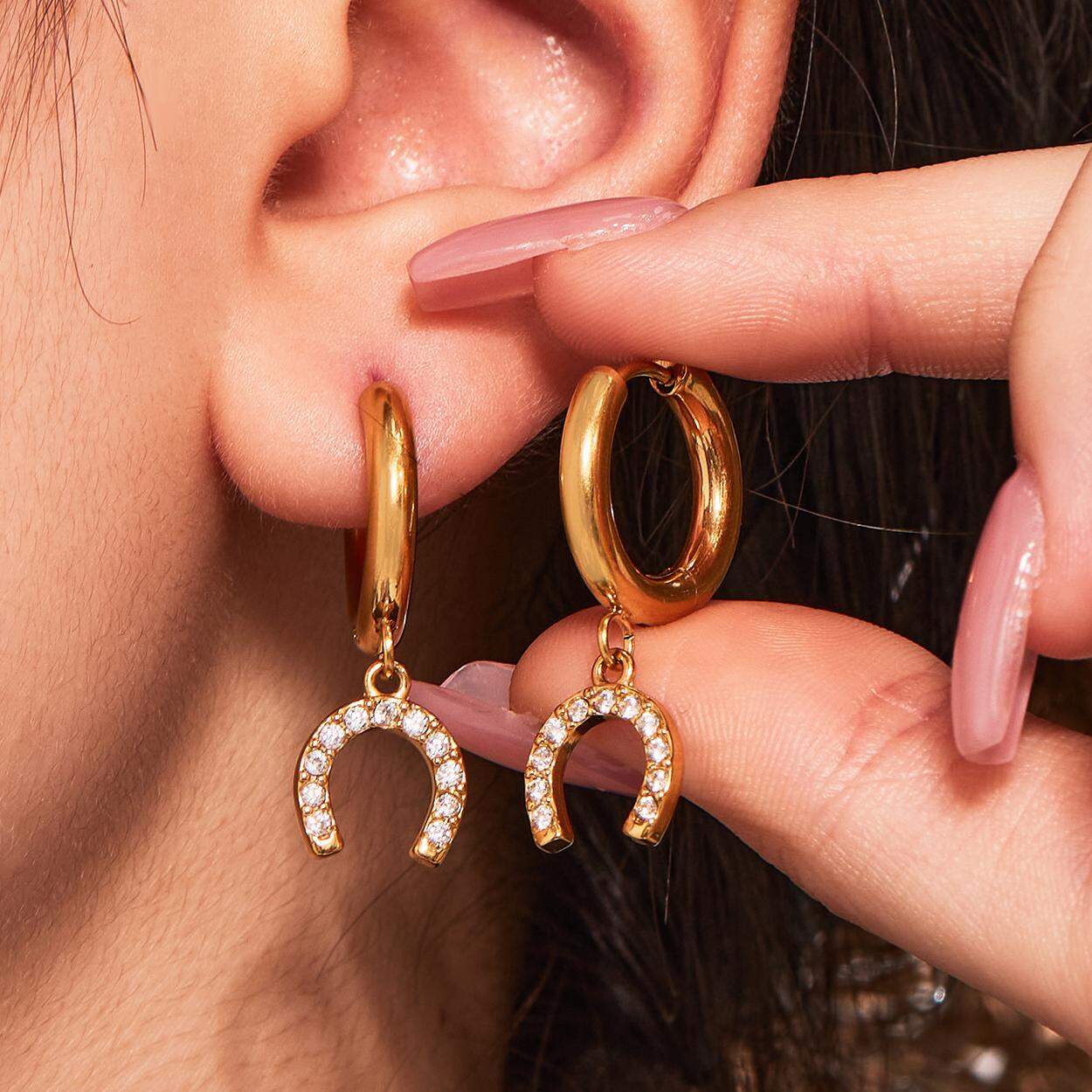 1 Paar luxuriöse, hufeisenförmige, wasserdichte Ohrhänger aus Edelstahl in Goldfarbe mit Zirkonia für Damen Bild7