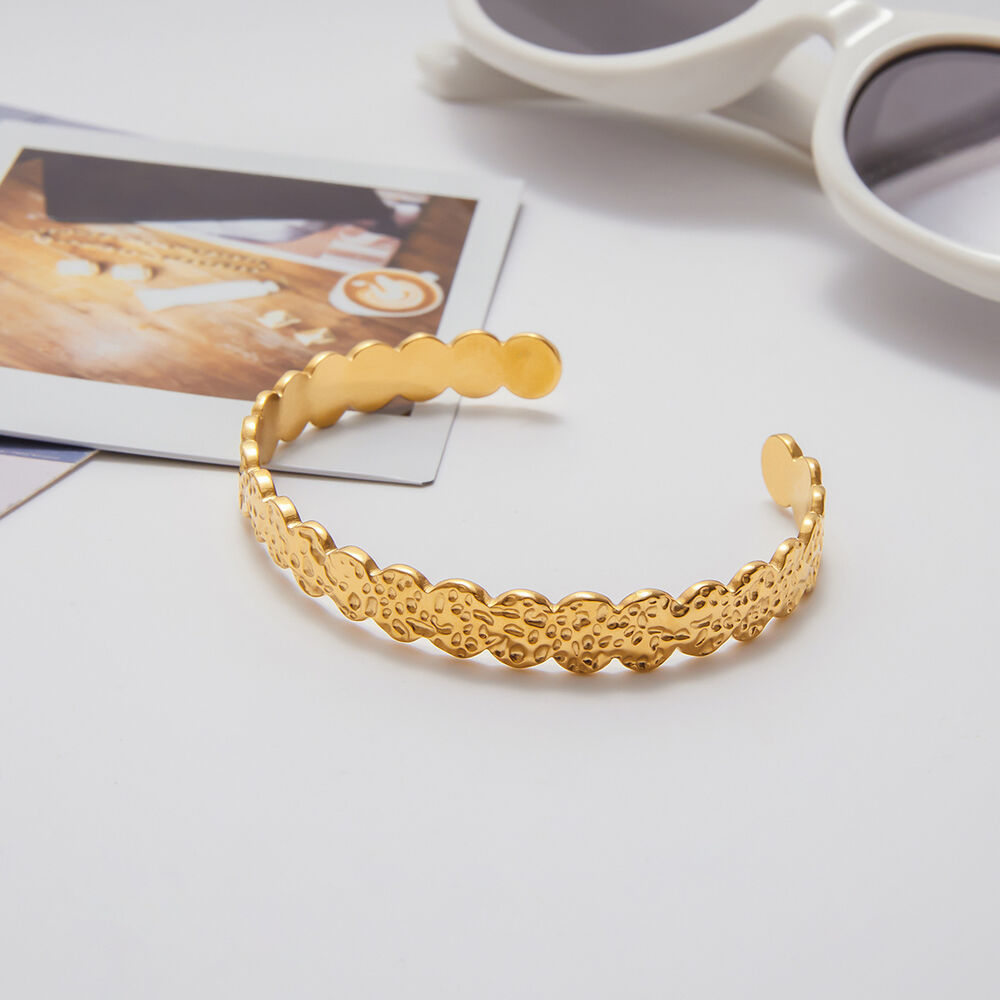 1-teiliges, rundes, gehämmert strukturiertes, wasserdichtes Armreif-Armband aus Edelstahl in Goldfarbe für Damen h5Bild7