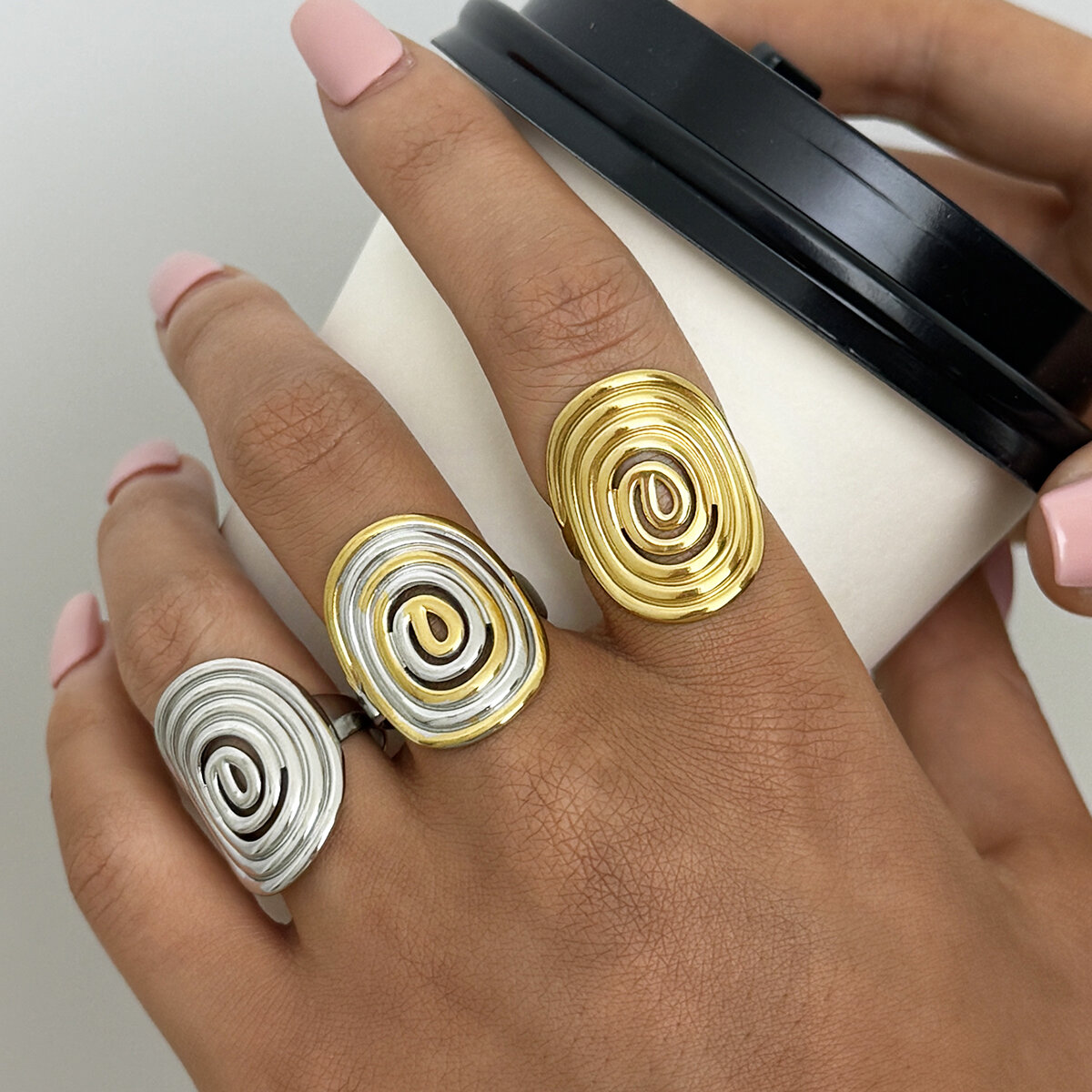 Bague femme décontractée, ronde, en acier inoxydable étanche couleur or (1 pièce) Image4