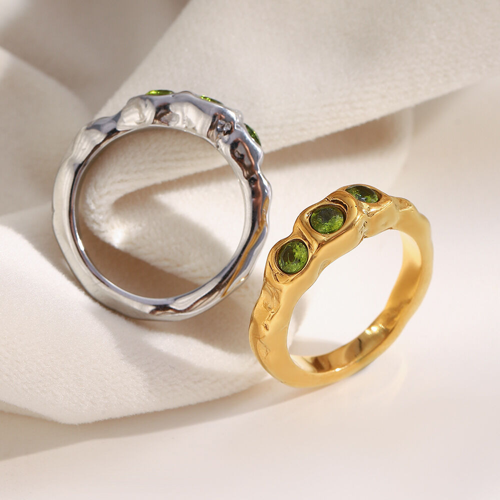 1 eleganter, wasserdichter Damenring aus Edelstahl in Goldfarbe mit Zirkonia Bild4