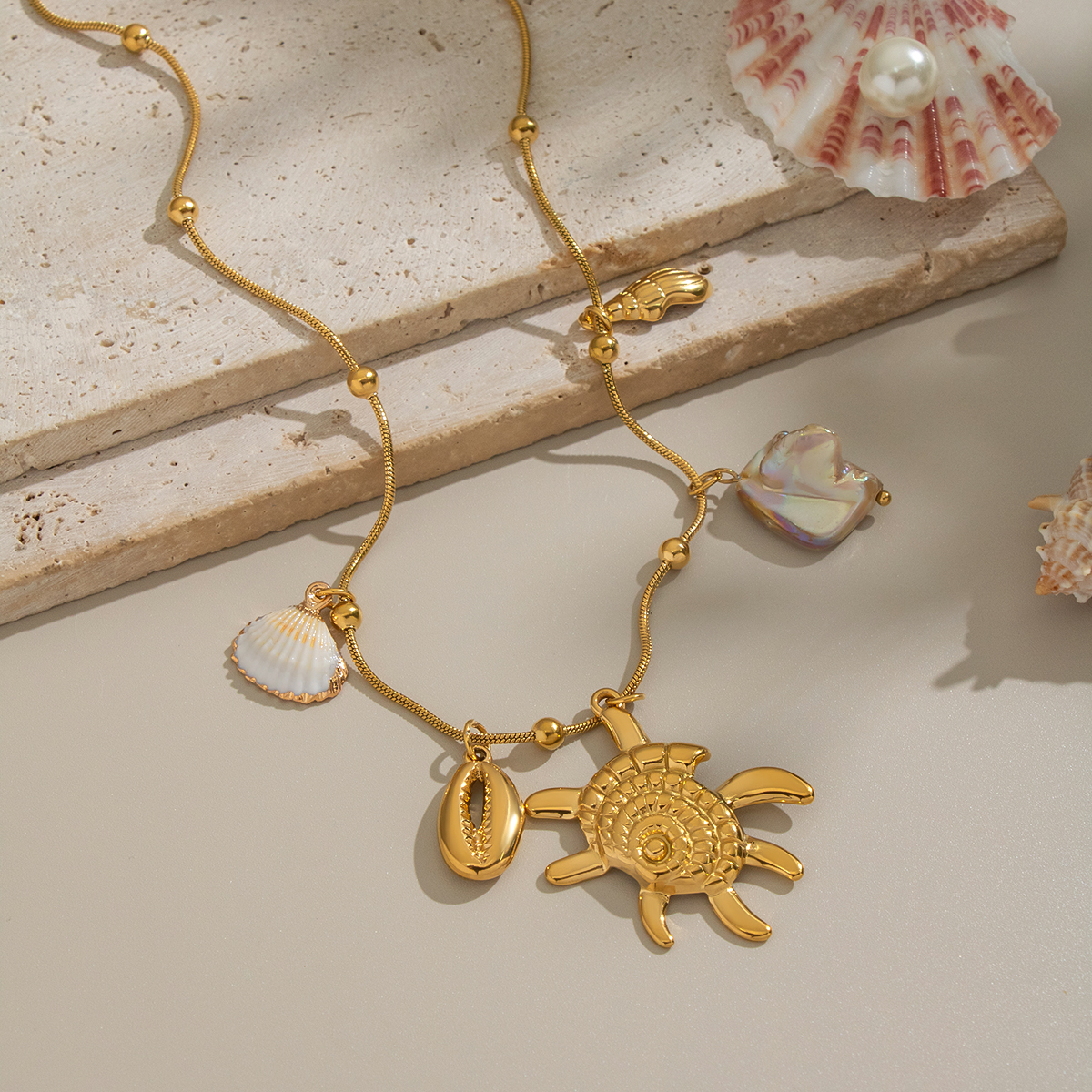 Collana con ciondolo color oro a forma di conchiglia in acciaio inossidabile da 1 pezzo