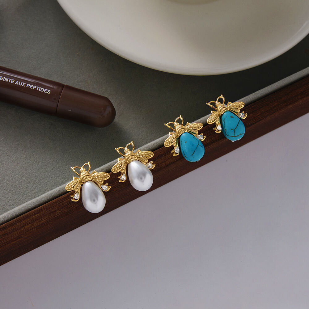 1 Paar elegante, wasserdichte Ohrstecker aus Edelstahl in Goldfarbe mit Insektenmotiv und Zirkonia-Natursteinen für Damen h5Bild5