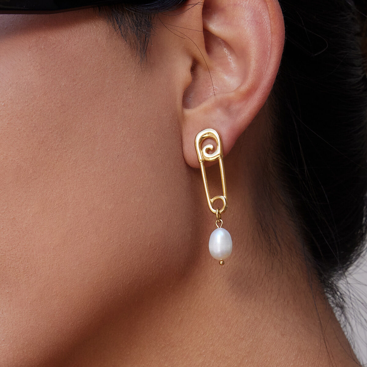 1 par de pendientes colgantes clásicos de acero inoxidable con clip de papel, resistentes al agua, color dorado, para mujer Imagen4
