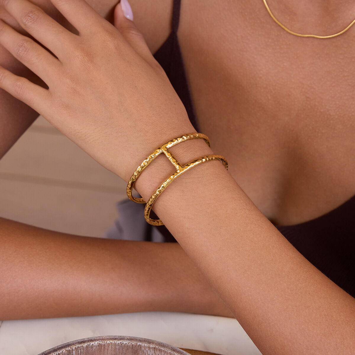 1 Stück Armreif für Damen, gehämmert, aus Edelstahl, wasserdicht, goldfarben 2
