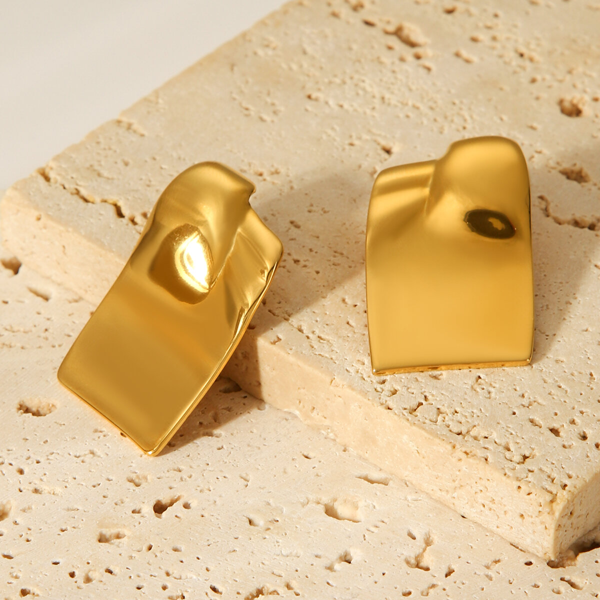 1 Paar rechteckige, wasserfeste Ohrstecker aus Edelstahl in Goldfarbe für Damen – ideal für den täglichen Gebrauch. Bild7