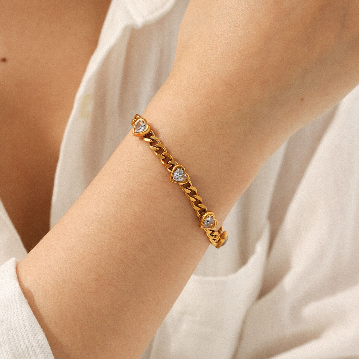 Pulsera de cadena de acero inoxidable con forma de corazón para mujer, lujosa, resistente al agua, con circonitas doradas. 2