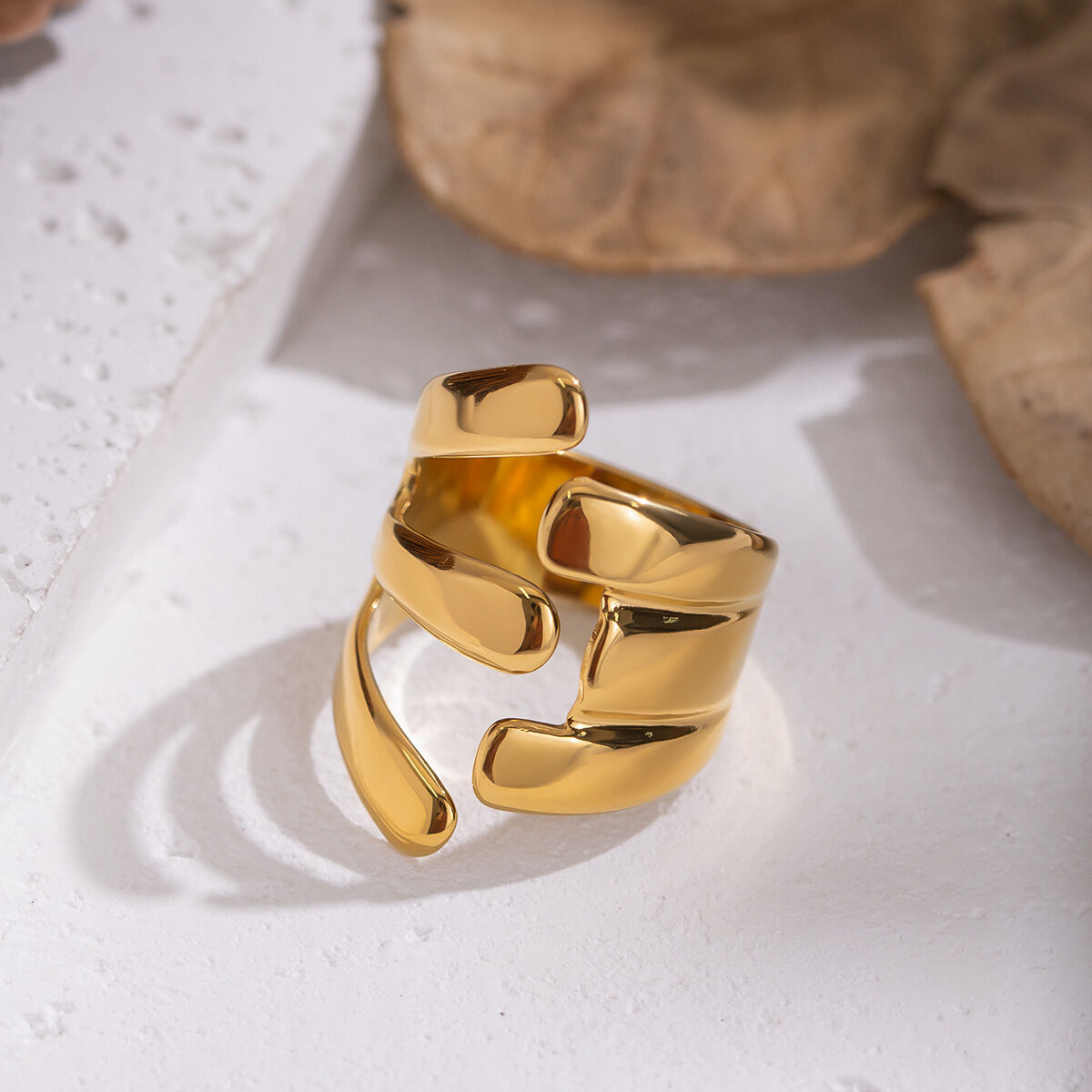 Anillo llamativo de acero inoxidable de forma irregular, resistente al agua, color dorado.