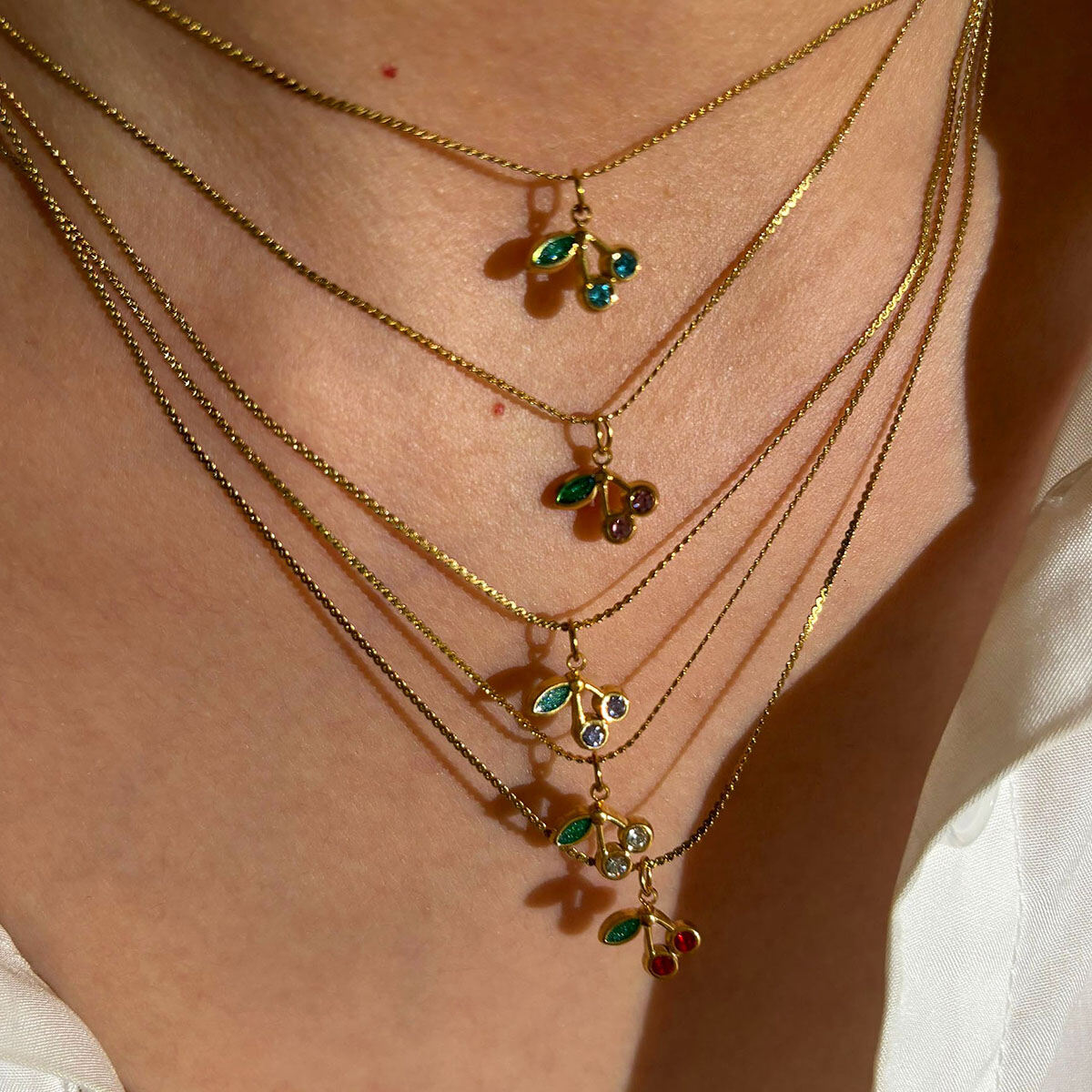 Collier avec pendentif en strass cerise couleur or 1 pièce