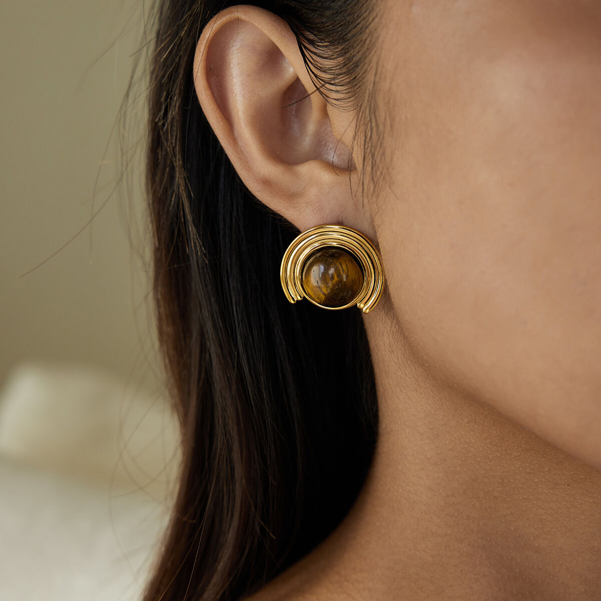 1 Paar klassische, verzierte Damen-Ohrstecker aus wasserfestem Edelstahl mit Naturstein in Goldfarbe h5 Bild3
