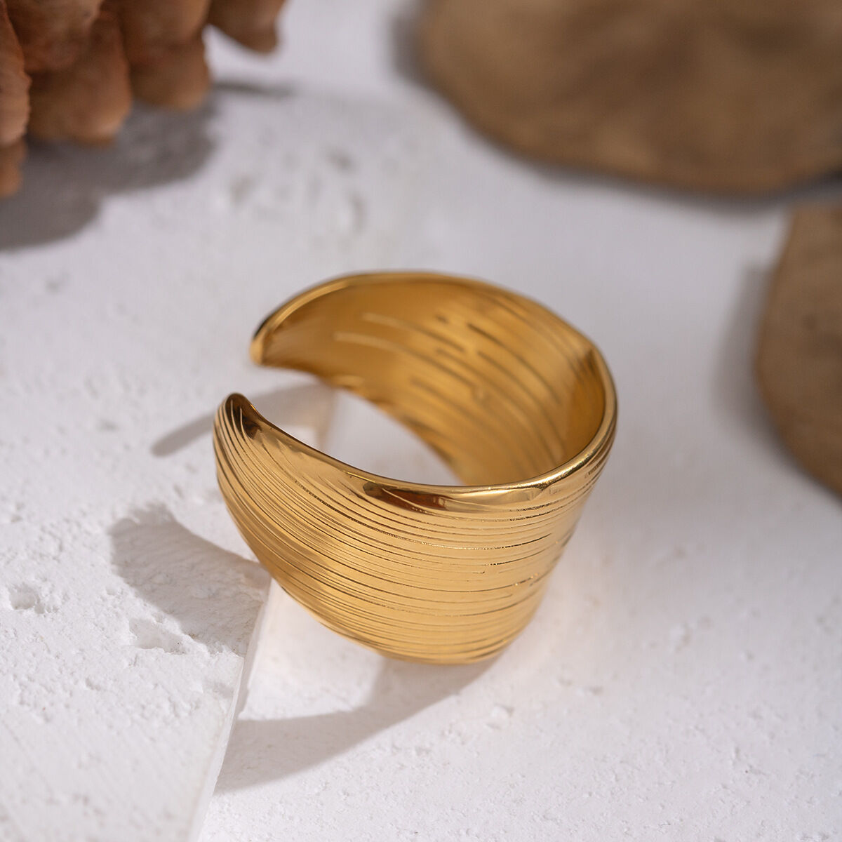 Anillo minimalista de acero inoxidable de 1 pieza, resistente al agua, color dorado.