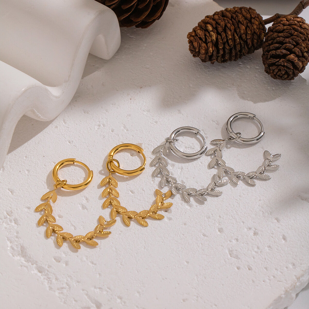 1 paio di orecchini pendenti casual con nappe e foglie in acciaio inossidabile, impermeabili, color oro 2