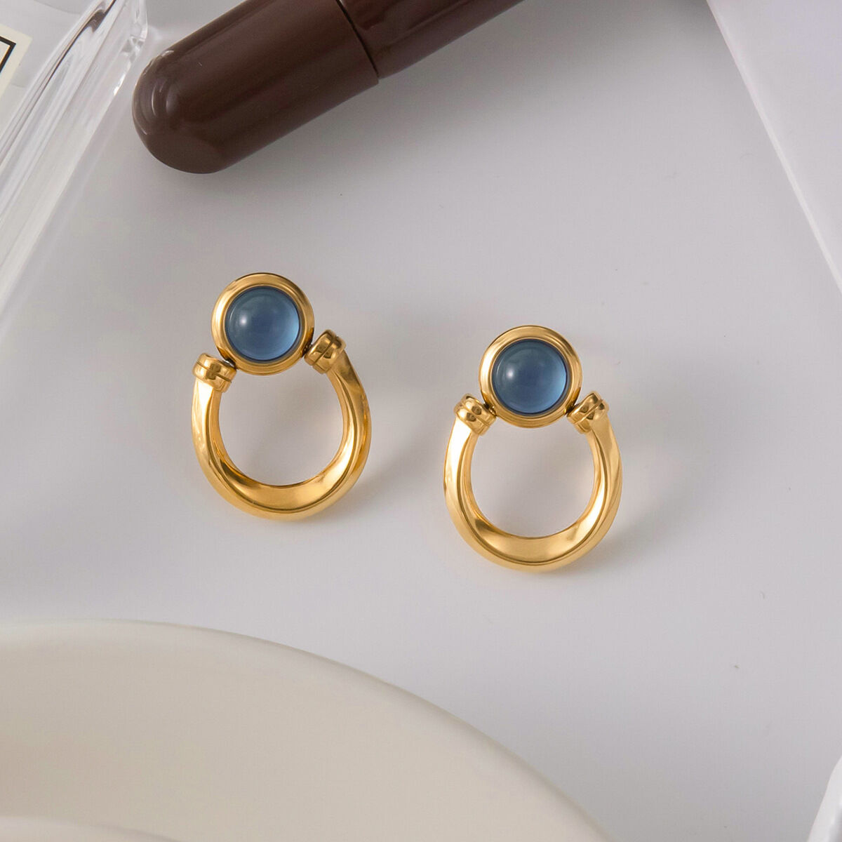 1 par de elegantes pendientes circulares de resina azul de acero inoxidable, resistentes al agua, de color dorado, para mujer. 2