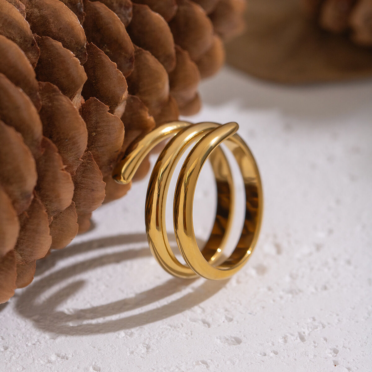 1 stuk onregelmatig gevormde, waterdichte, goudkleurige, minimalistische ring van roestvrij staal 2