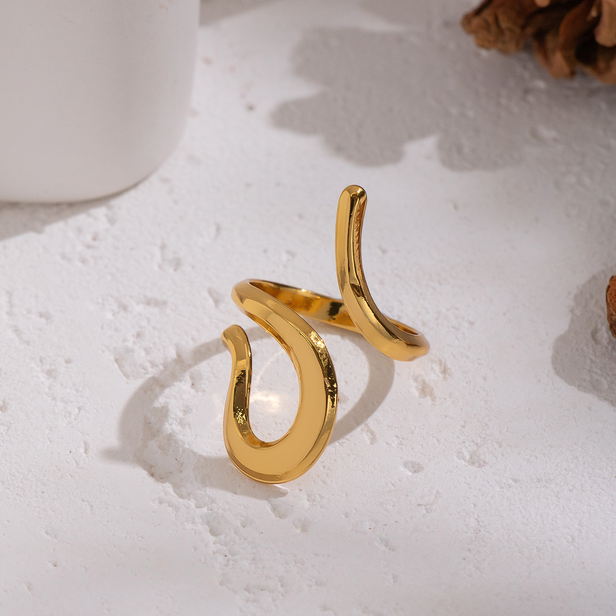Anillo minimalista de acero inoxidable dorado resistente al agua con forma de línea irregular de 1 pieza