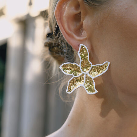 1 Paar elegante, wasserfeste Damen-Ohrstecker aus Edelstahl in Goldfarbe mit Blumenmuster 2