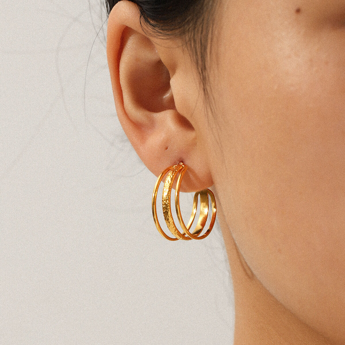 1 Pair C-Shape Hollowed-Out Stainless Steel Waterproof Gold Color Hoop Earrings 2