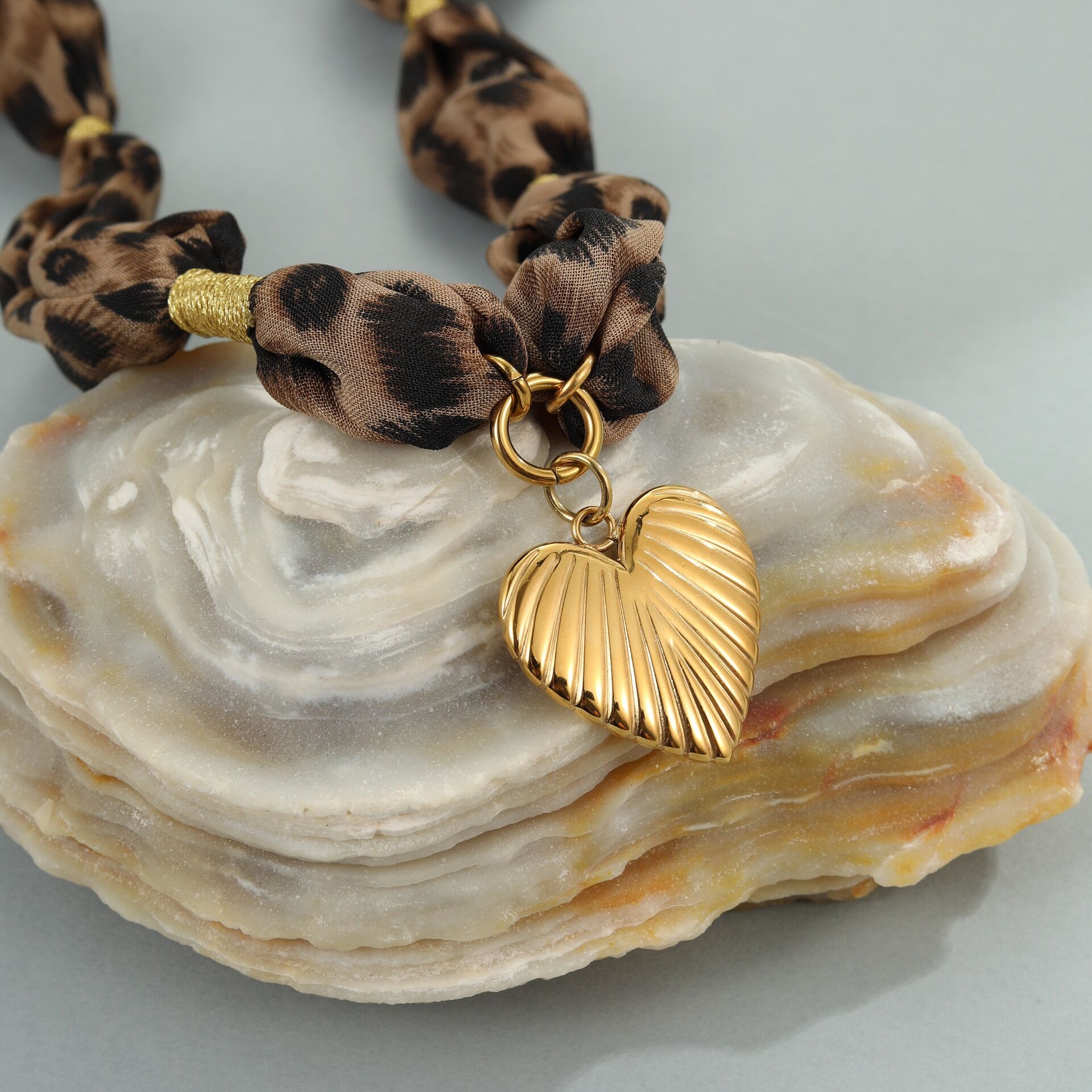 1 collar con colgante de acero inoxidable con estampado de leopardo y corazón, resistente al agua, color dorado, para mujer. Imagen4