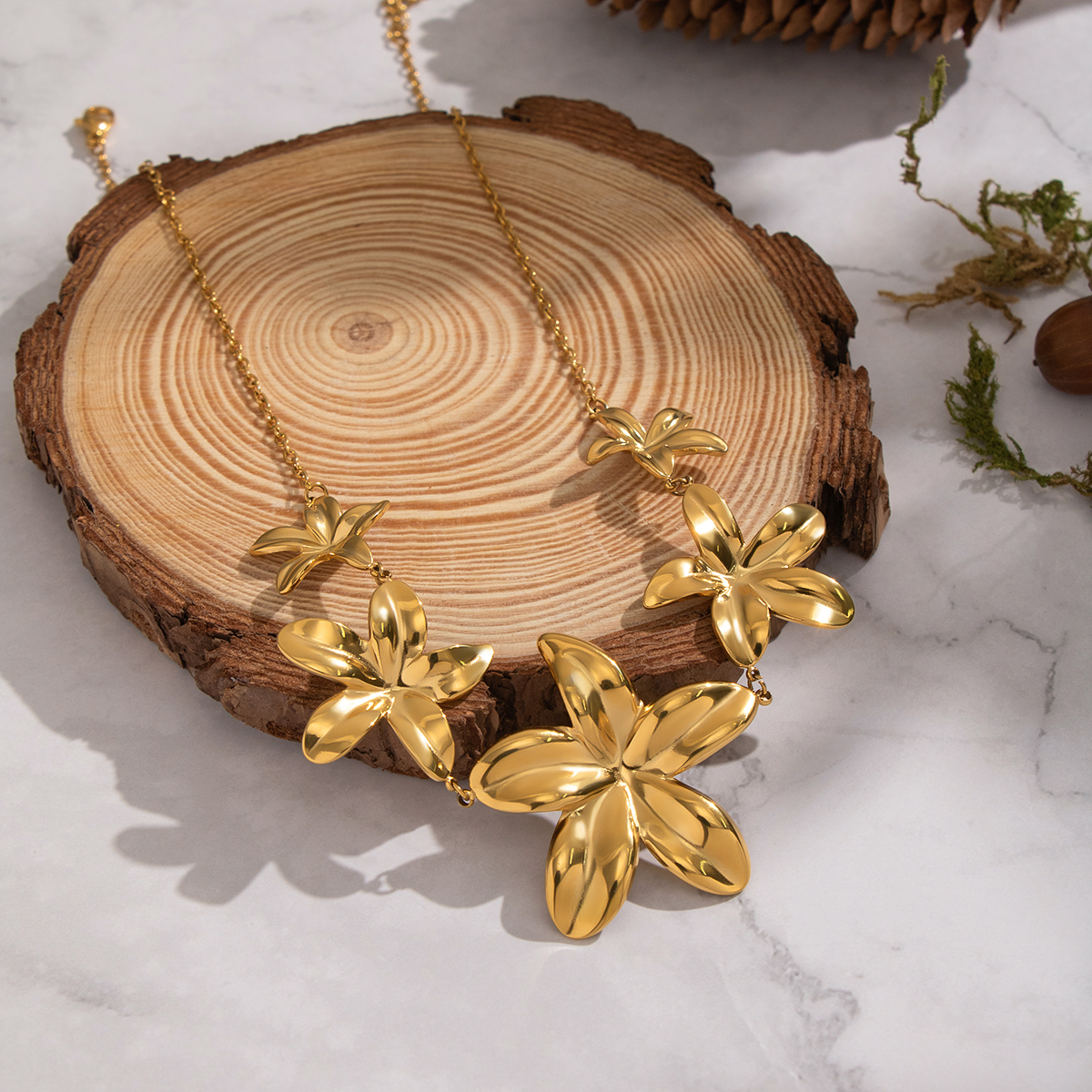 Collana con ciondolo color oro impermeabile in acciaio inossidabile a forma di fiore, 1 pezzo