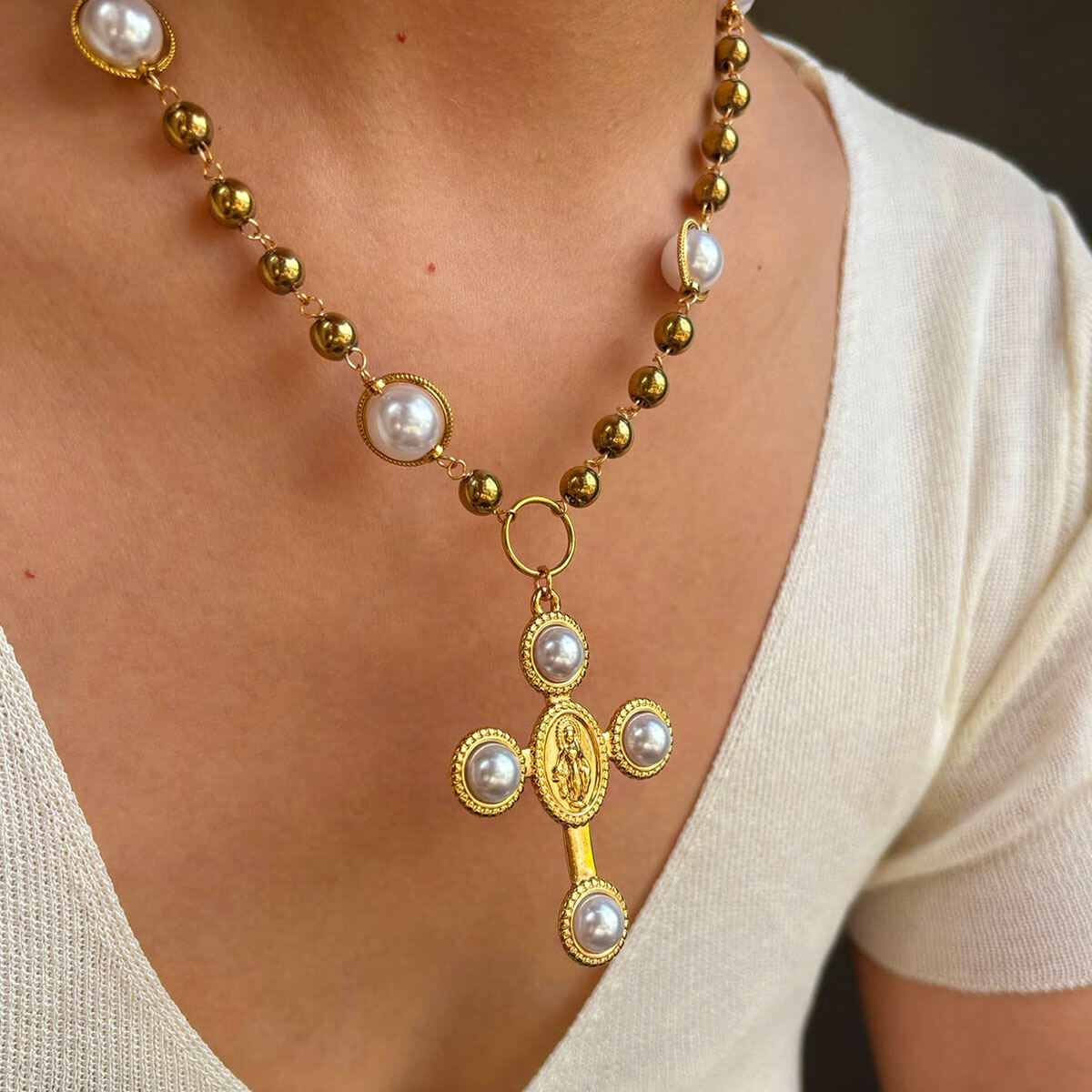 Collar de cuentas de color dorado con perlas artificiales cruzadas de 1 pieza 2