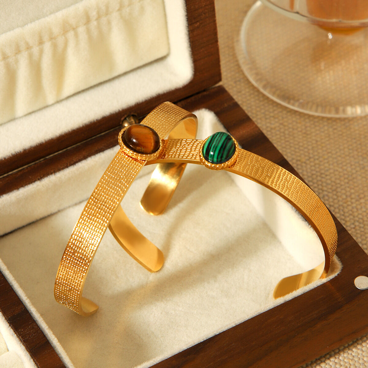 1 Stück luxuriöse, unregelmäßig geformte, wasserdichte Armreifen aus Edelstahl in Goldfarbe für Damen Bild4